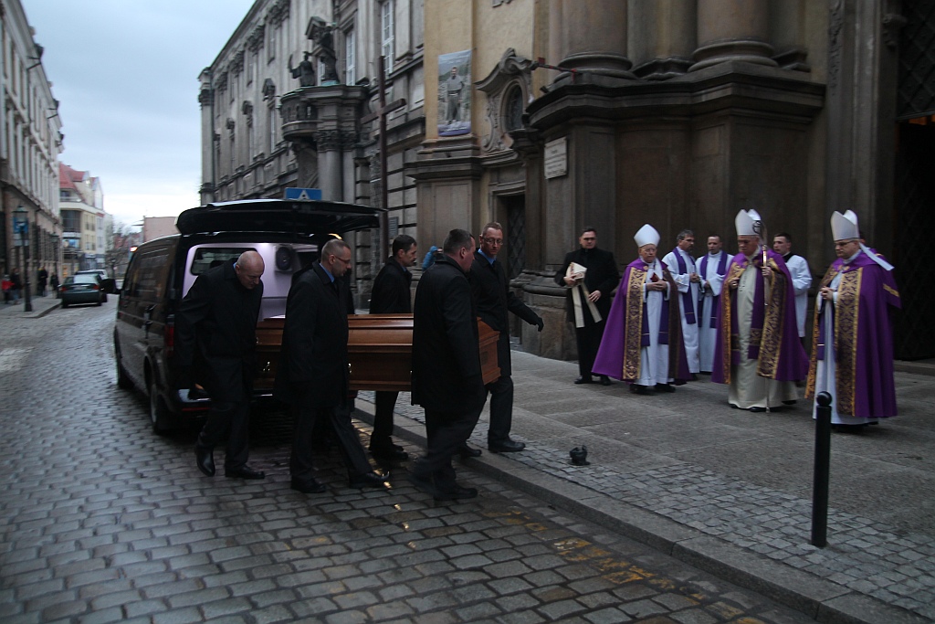 Trumna z ciałem księdza biskupa Rybaka w kościele Św. Jana