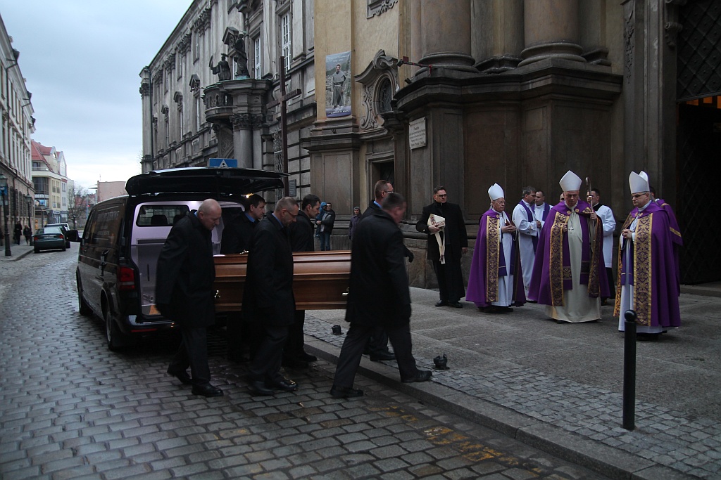 Trumna z ciałem księdza biskupa Rybaka w kościele Św. Jana