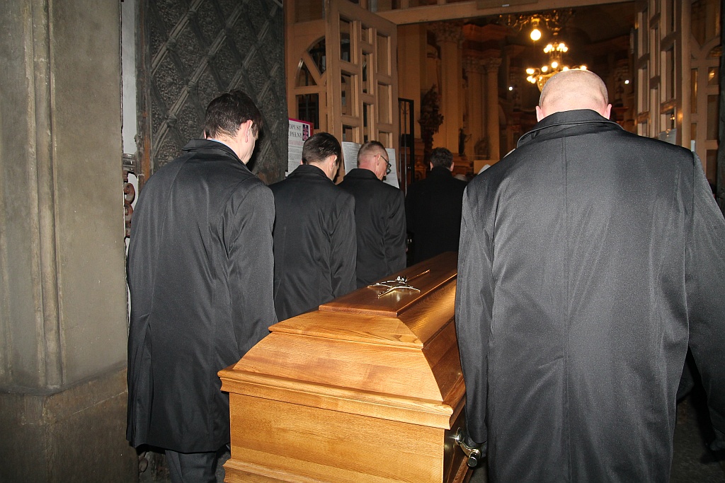 Trumna z ciałem księdza biskupa Rybaka w kościele Św. Jana