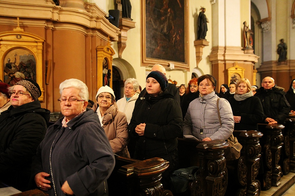 Trumna z ciałem księdza biskupa Rybaka w kościele Św. Jana