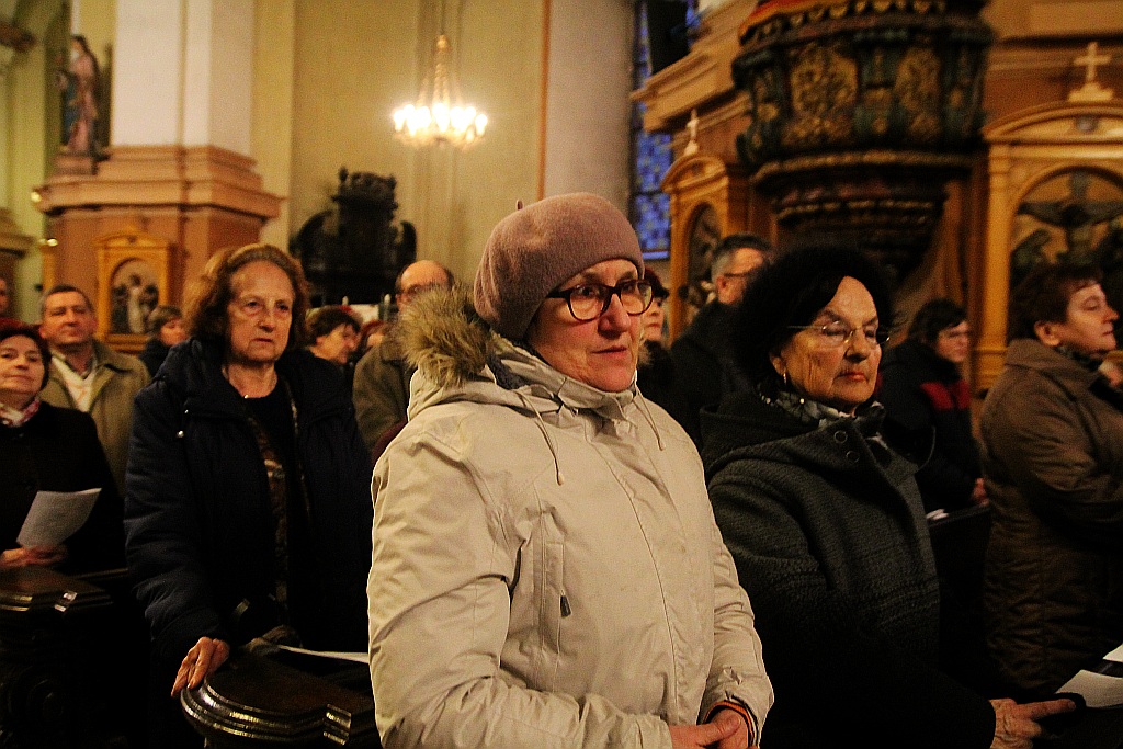 Trumna z ciałem księdza biskupa Rybaka w kościele Św. Jana