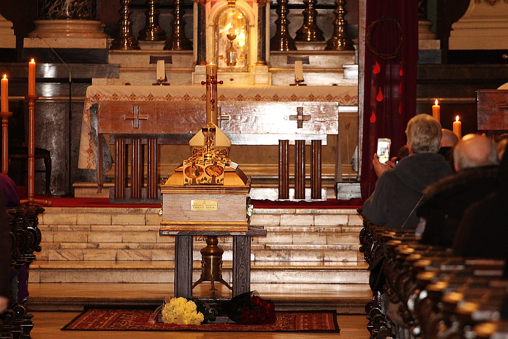 Trumna z ciałem księdza biskupa Rybaka w kościele Św. Jana