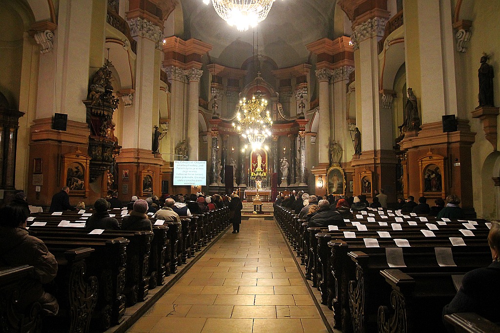 Trumna z ciałem księdza biskupa Rybaka w kościele Św. Jana