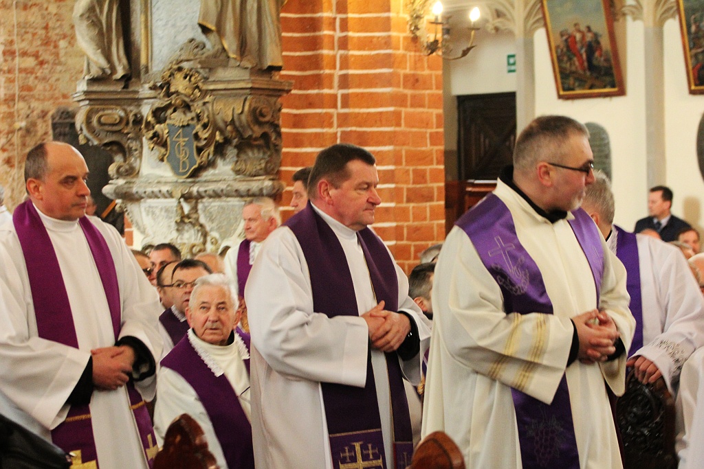 Uroczystości pogrzebowe księdza biskupa Tadeusza Rybaka cz2

