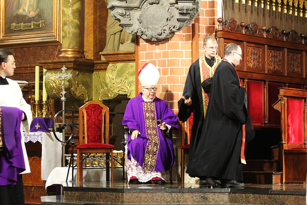 Uroczystości pogrzebowe księdza biskupa Tadeusza Rybaka cz2
