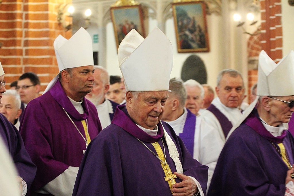 Uroczystości pogrzebowe księdza biskupa Tadeusza Rybaka cz2
