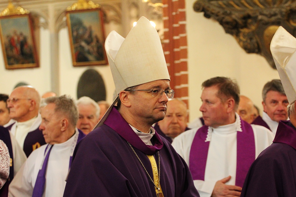 Uroczystości pogrzebowe księdza biskupa Tadeusza Rybaka cz2
