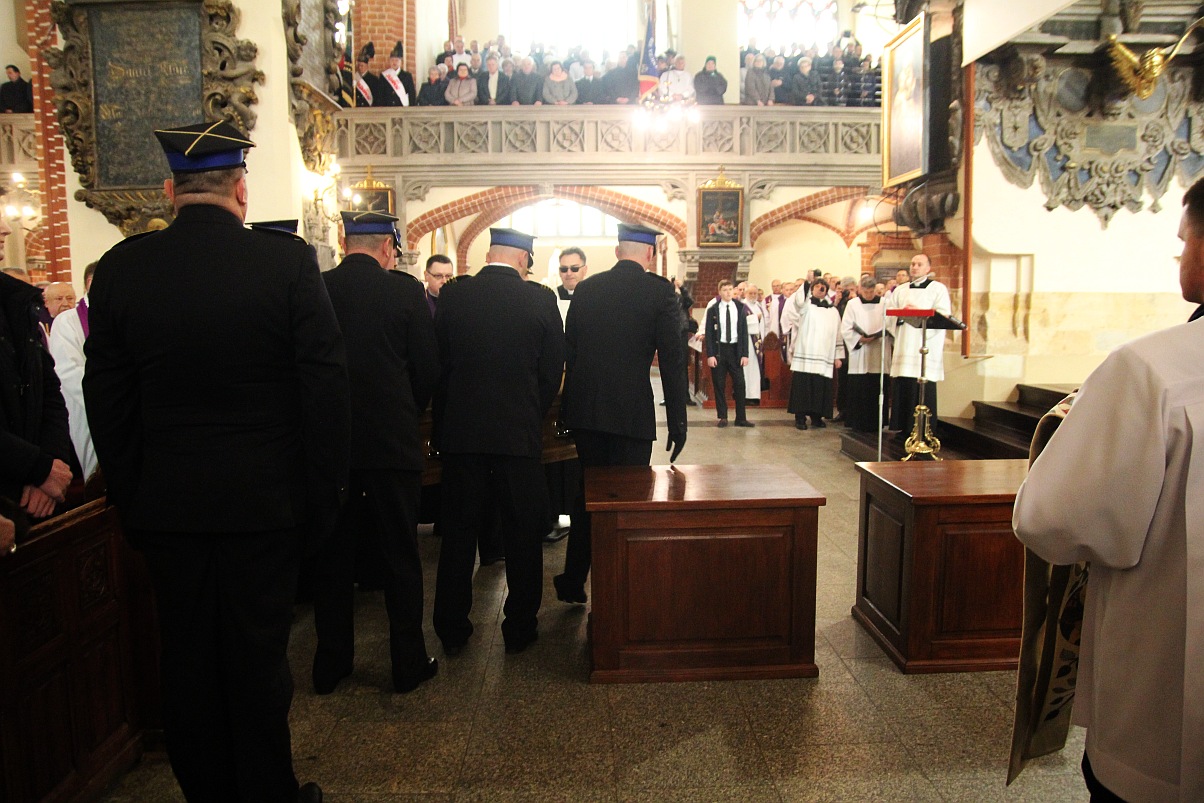 Uroczystości pogrzebowe księdza biskupa Tadeusza Rybaka cz2
