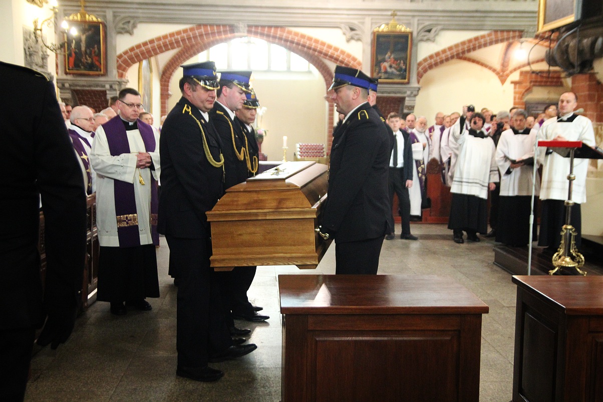 Uroczystości pogrzebowe księdza biskupa Tadeusza Rybaka cz2
