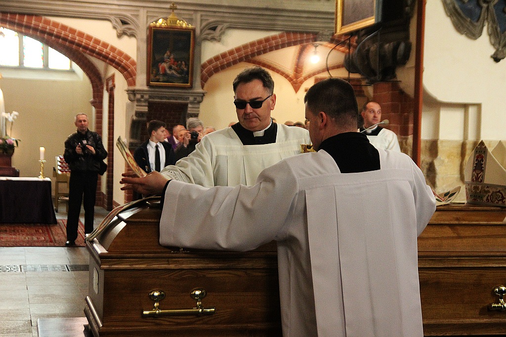 Uroczystości pogrzebowe księdza biskupa Tadeusza Rybaka cz2
