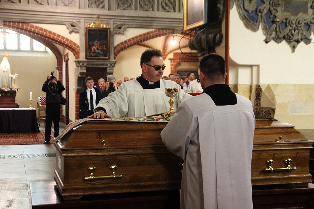 Uroczystości pogrzebowe księdza biskupa Tadeusza Rybaka cz2
