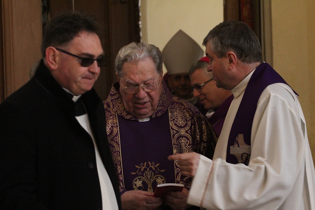 Uroczystości pogrzebowe księdza biskupa Tadeusza Rybaka cz1