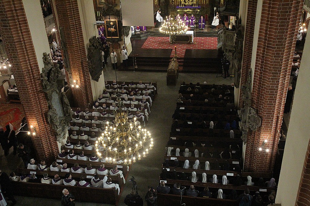 Uroczystości pogrzebowe księdza biskupa Tadeusza Rybaka cz2
