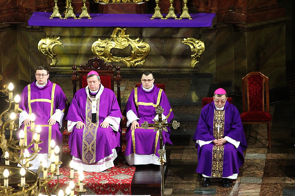 Uroczystości pogrzebowe księdza biskupa Tadeusza Rybaka cz2
