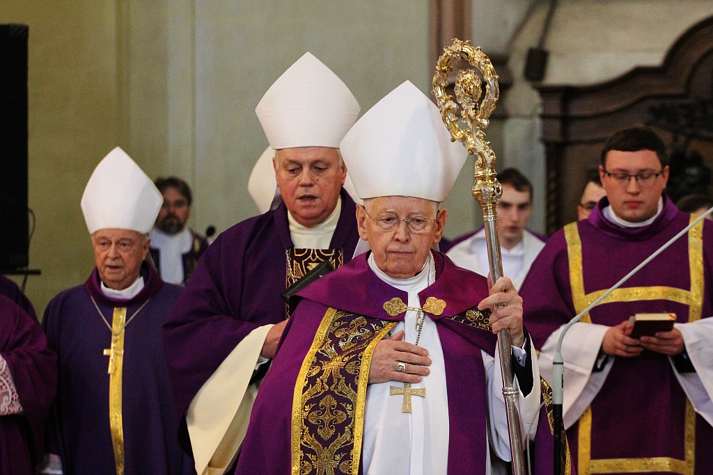 Uroczystości pogrzebowe księdza biskupa Tadeusza Rybaka cz1