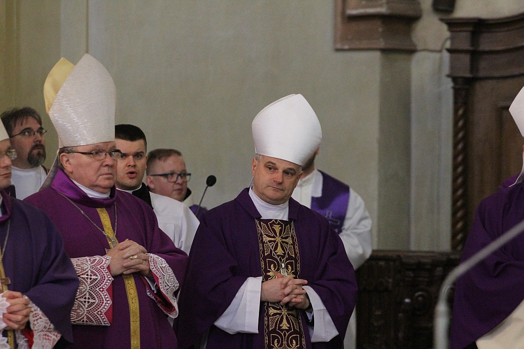 Uroczystości pogrzebowe księdza biskupa Tadeusza Rybaka cz1