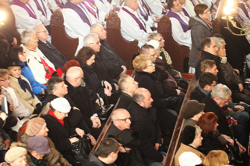 Uroczystości pogrzebowe księdza biskupa Tadeusza Rybaka cz2
