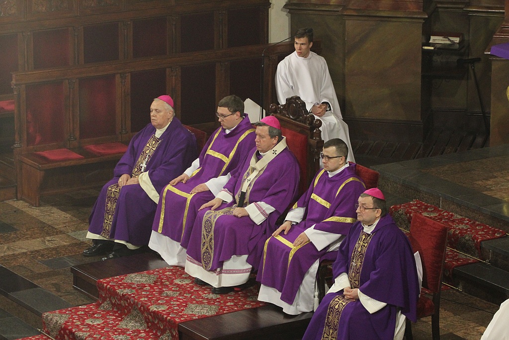 Uroczystości pogrzebowe księdza biskupa Tadeusza Rybaka cz2
