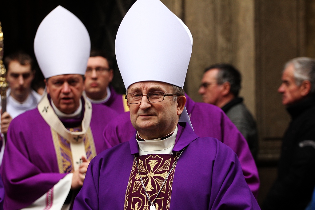 Uroczystości pogrzebowe księdza biskupa Tadeusza Rybaka cz1
