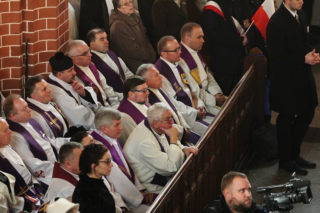 Uroczystości pogrzebowe księdza biskupa Tadeusza Rybaka cz2
