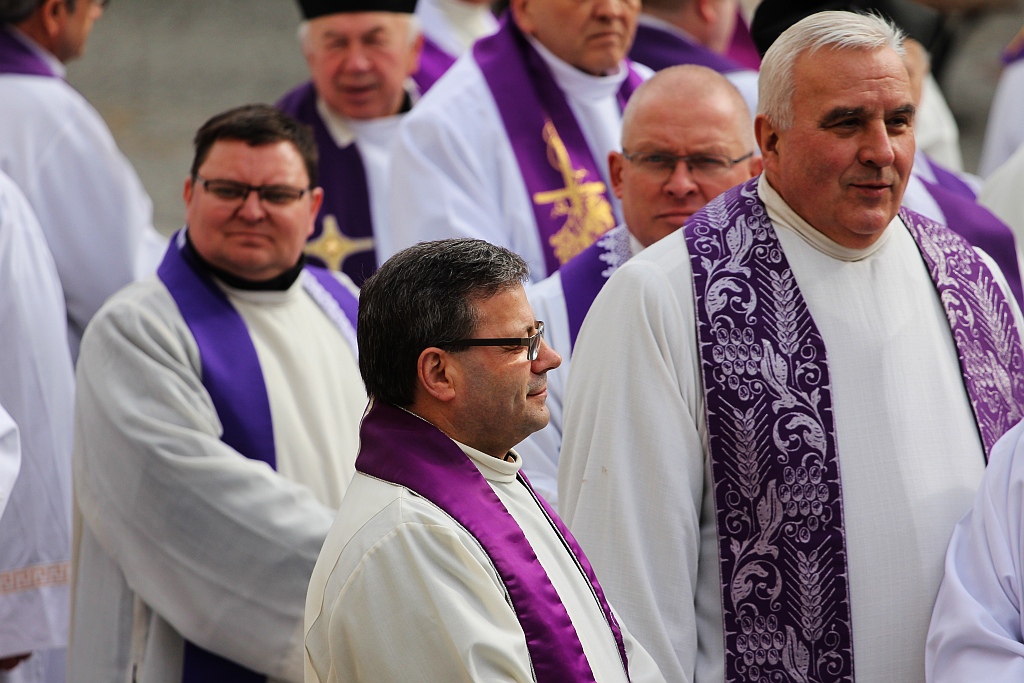 Uroczystości pogrzebowe księdza biskupa Tadeusza Rybaka cz1