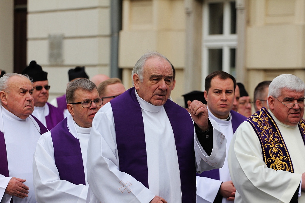 Uroczystości pogrzebowe księdza biskupa Tadeusza Rybaka cz1