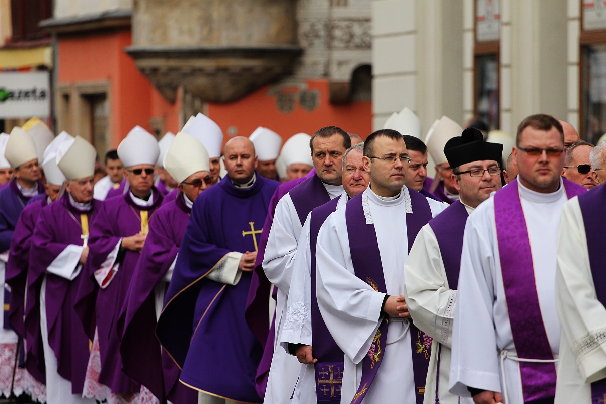 Uroczystości pogrzebowe księdza biskupa Tadeusza Rybaka cz1