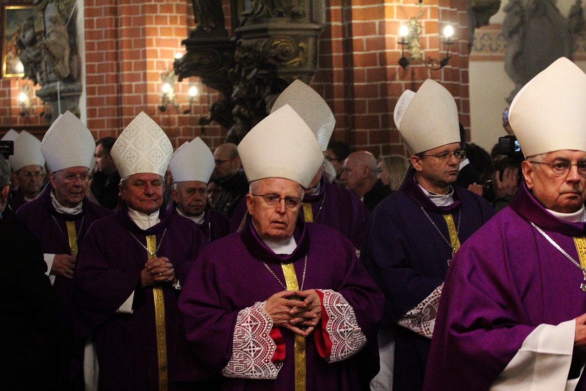 Uroczystości pogrzebowe księdza biskupa Tadeusza Rybaka cz2
