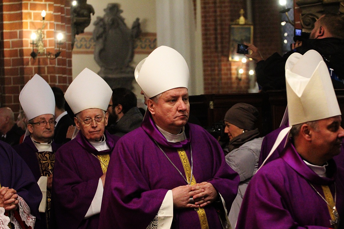 Uroczystości pogrzebowe księdza biskupa Tadeusza Rybaka cz2

