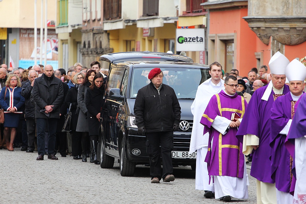 Uroczystości pogrzebowe księdza biskupa Tadeusza Rybaka cz1