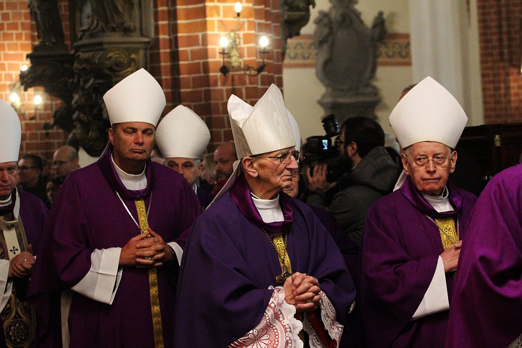 Uroczystości pogrzebowe księdza biskupa Tadeusza Rybaka cz2
