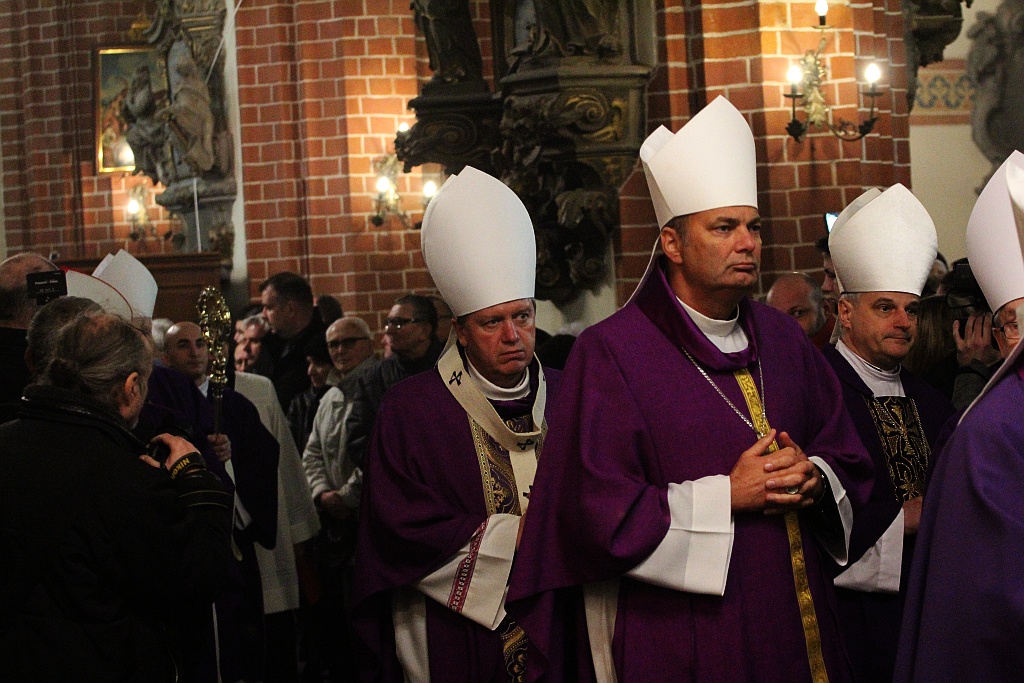 Uroczystości pogrzebowe księdza biskupa Tadeusza Rybaka cz2
