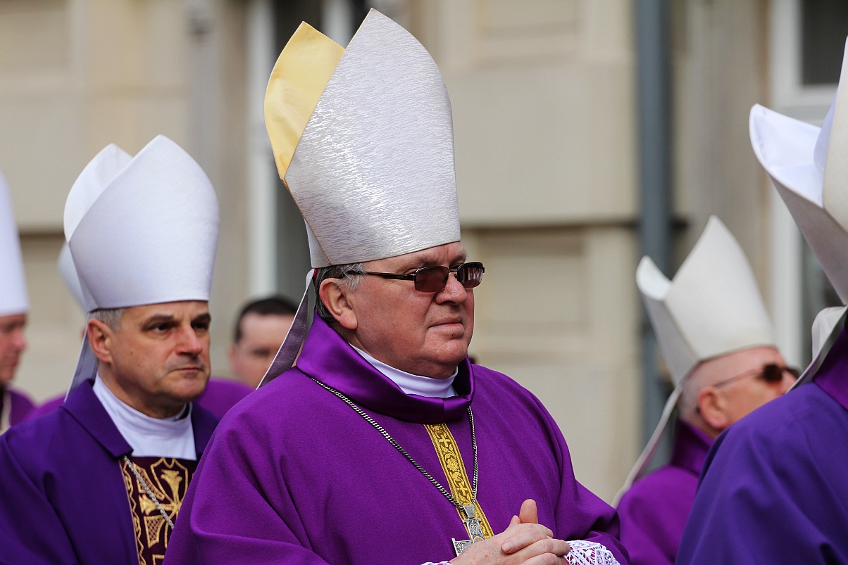 Uroczystości pogrzebowe księdza biskupa Tadeusza Rybaka cz1
