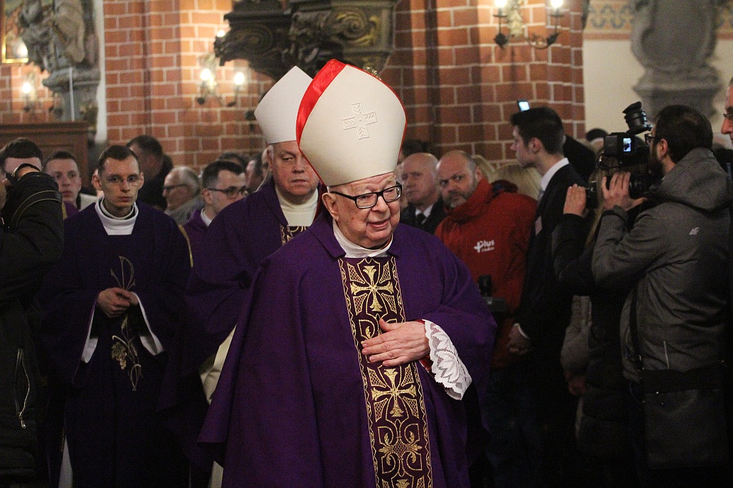 Uroczystości pogrzebowe księdza biskupa Tadeusza Rybaka cz2

