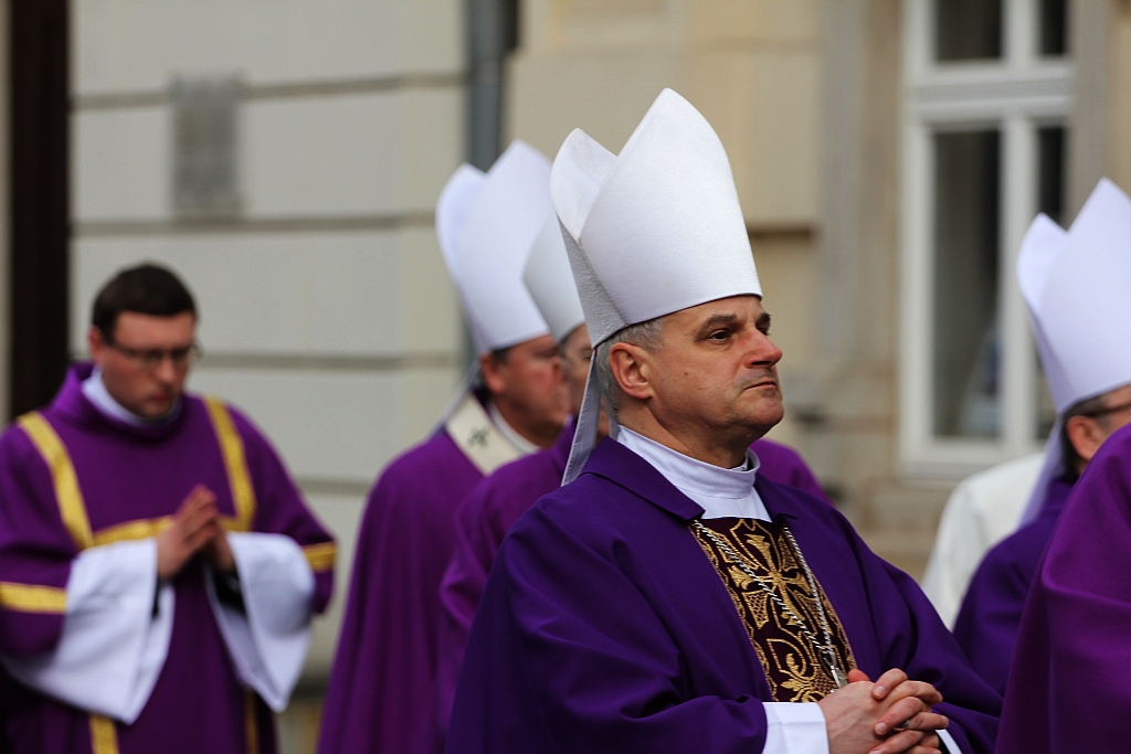 Uroczystości pogrzebowe księdza biskupa Tadeusza Rybaka cz1