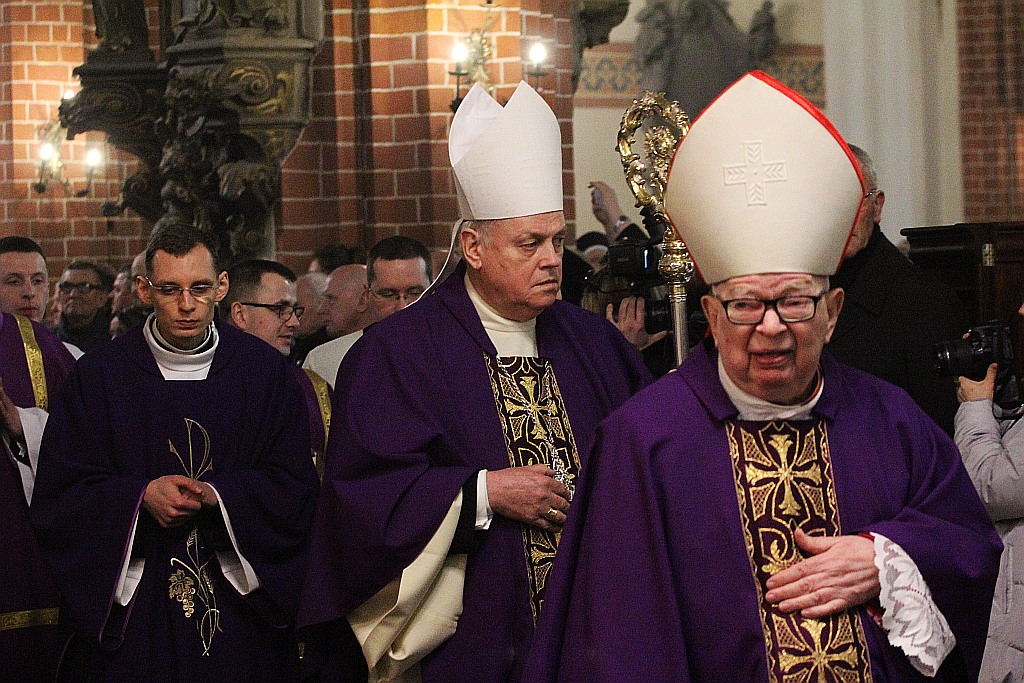 Uroczystości pogrzebowe księdza biskupa Tadeusza Rybaka cz2
