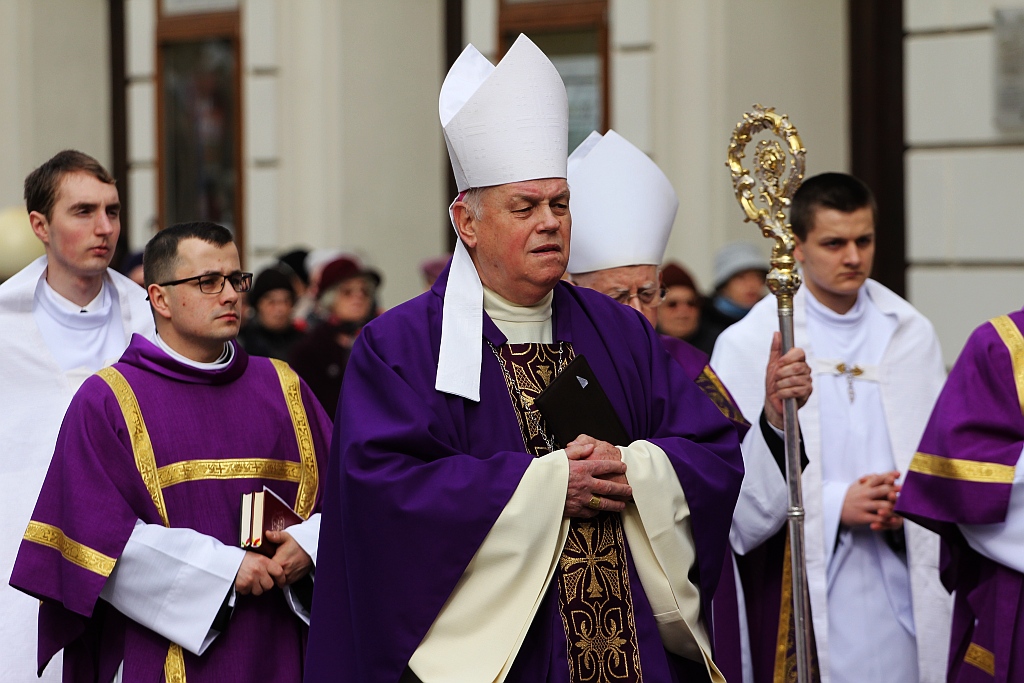 Uroczystości pogrzebowe księdza biskupa Tadeusza Rybaka cz1