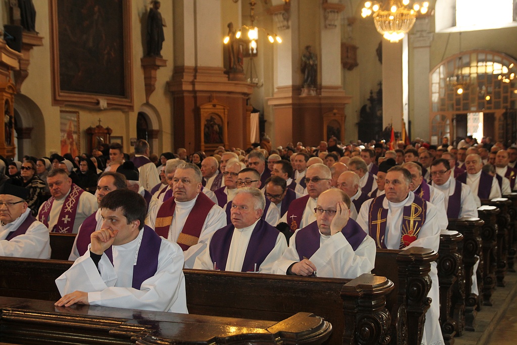 Uroczystości pogrzebowe księdza biskupa Tadeusza Rybaka cz1