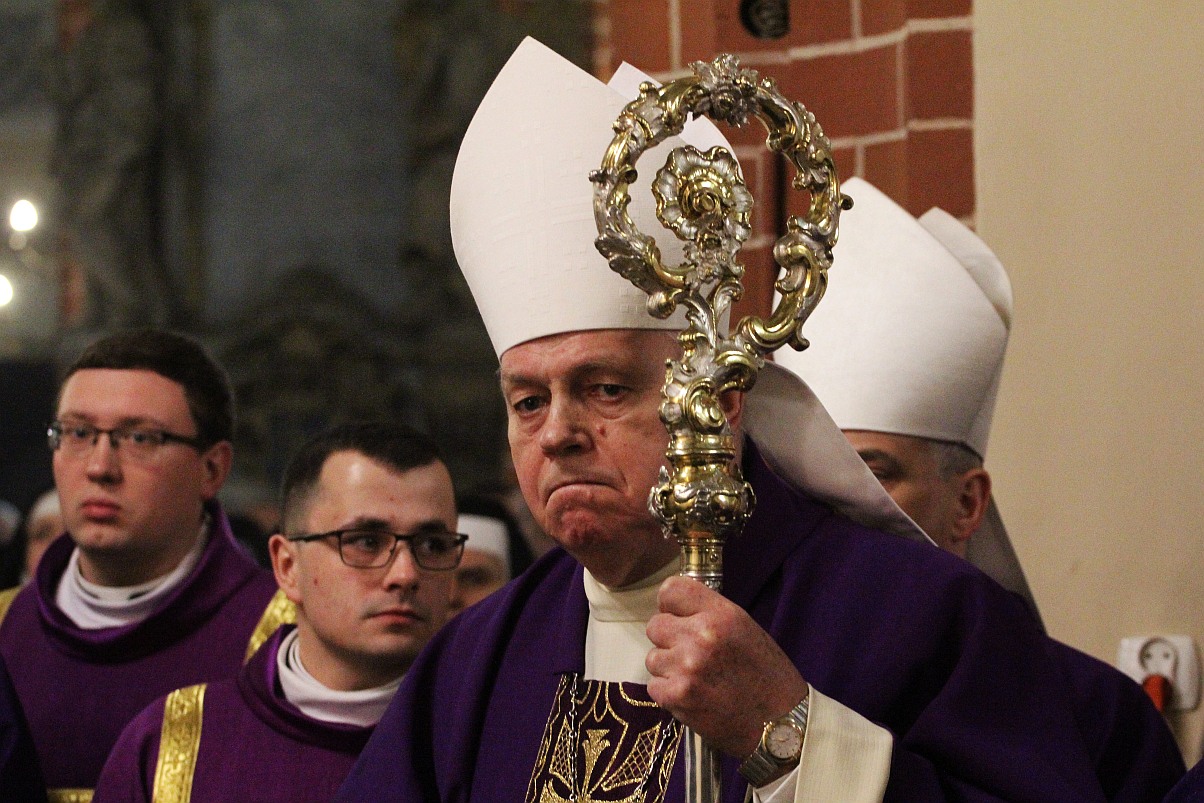 Uroczystości pogrzebowe księdza biskupa Tadeusza Rybaka cz2
