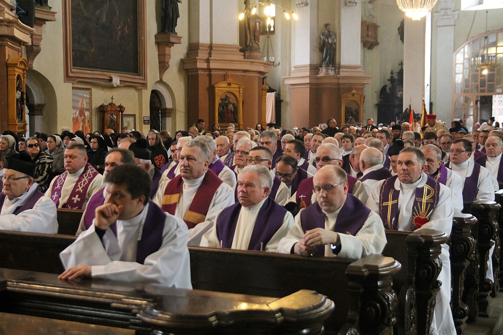 Uroczystości pogrzebowe księdza biskupa Tadeusza Rybaka cz1
