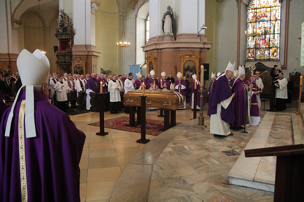 Uroczystości pogrzebowe księdza biskupa Tadeusza Rybaka cz1
