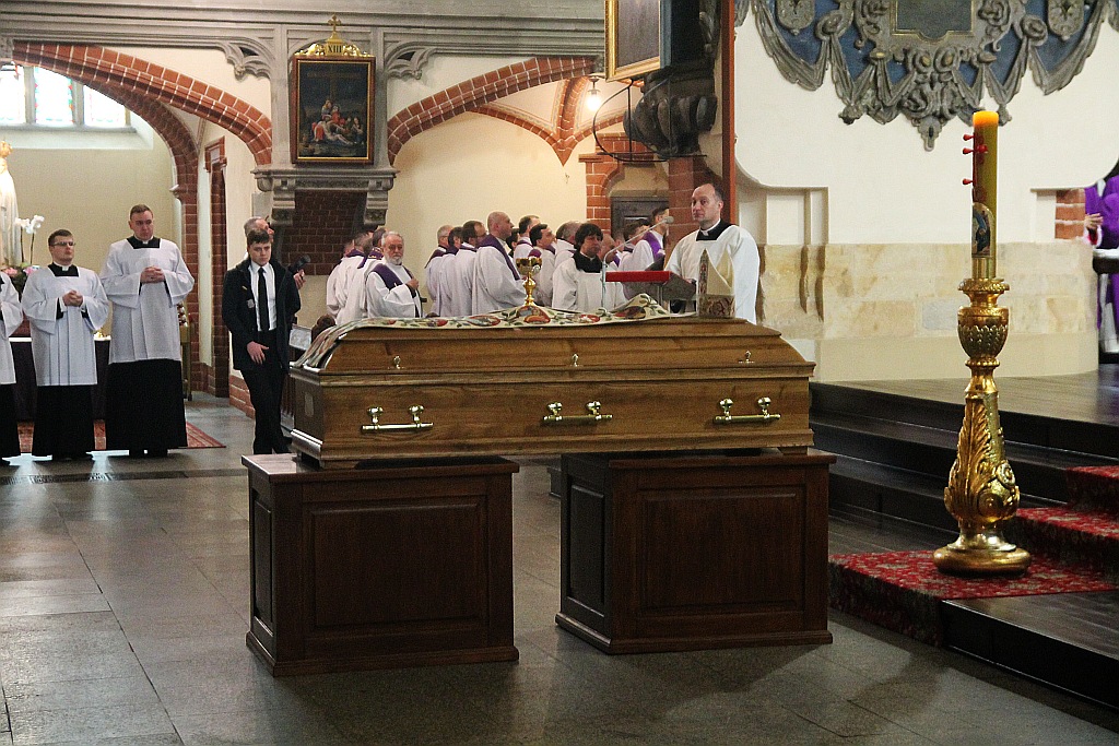 Uroczystości pogrzebowe księdza biskupa Tadeusza Rybaka cz2
