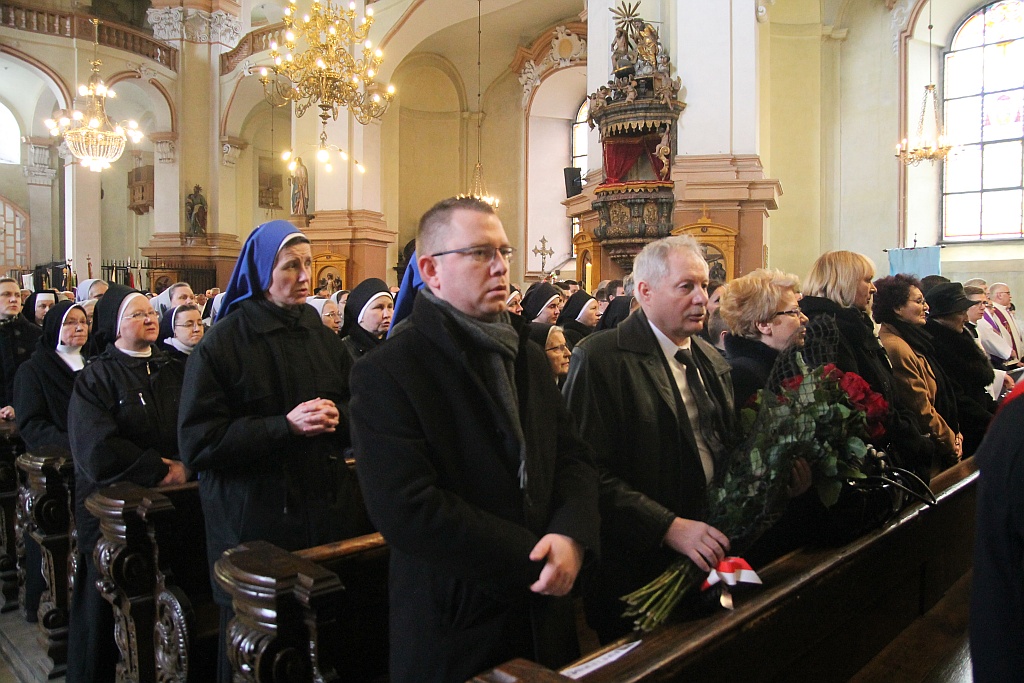Uroczystości pogrzebowe księdza biskupa Tadeusza Rybaka cz1