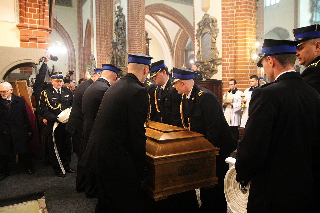 Uroczystości pogrzebowe księdza biskupa Tadeusza Rybaka cz2
