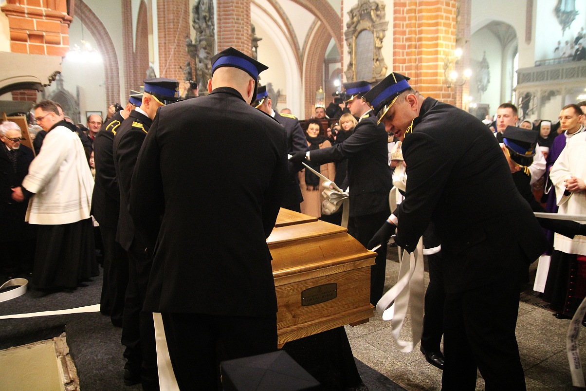 Uroczystości pogrzebowe księdza biskupa Tadeusza Rybaka cz2
