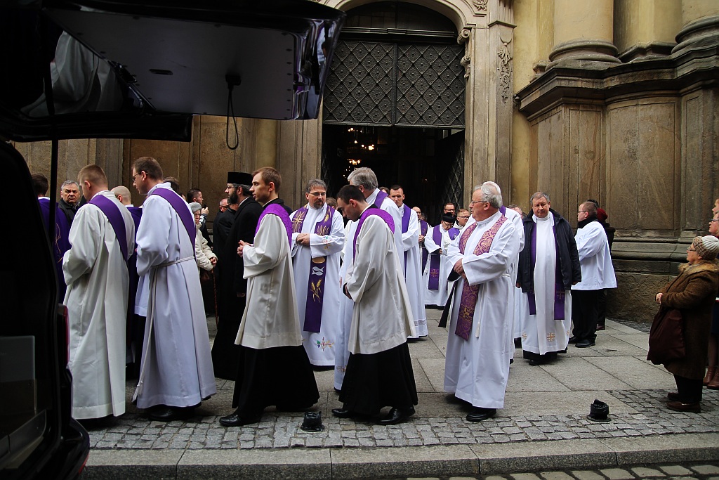 Uroczystości pogrzebowe księdza biskupa Tadeusza Rybaka cz1