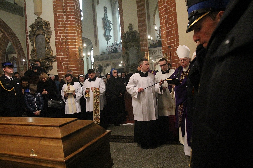Uroczystości pogrzebowe księdza biskupa Tadeusza Rybaka cz2
