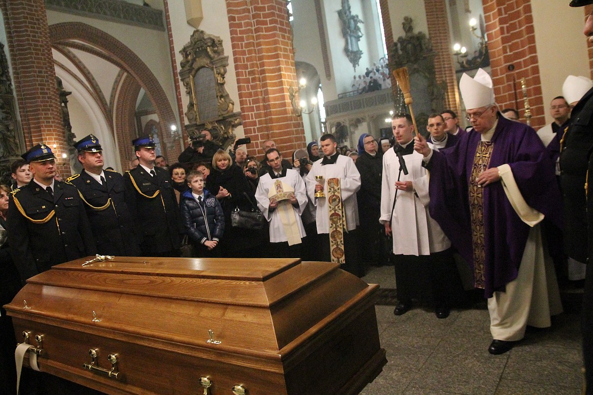 Uroczystości pogrzebowe księdza biskupa Tadeusza Rybaka cz2
