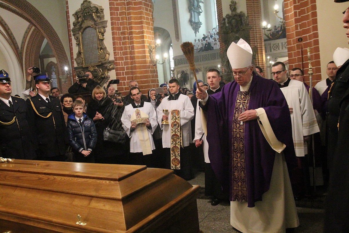 Uroczystości pogrzebowe księdza biskupa Tadeusza Rybaka cz2
