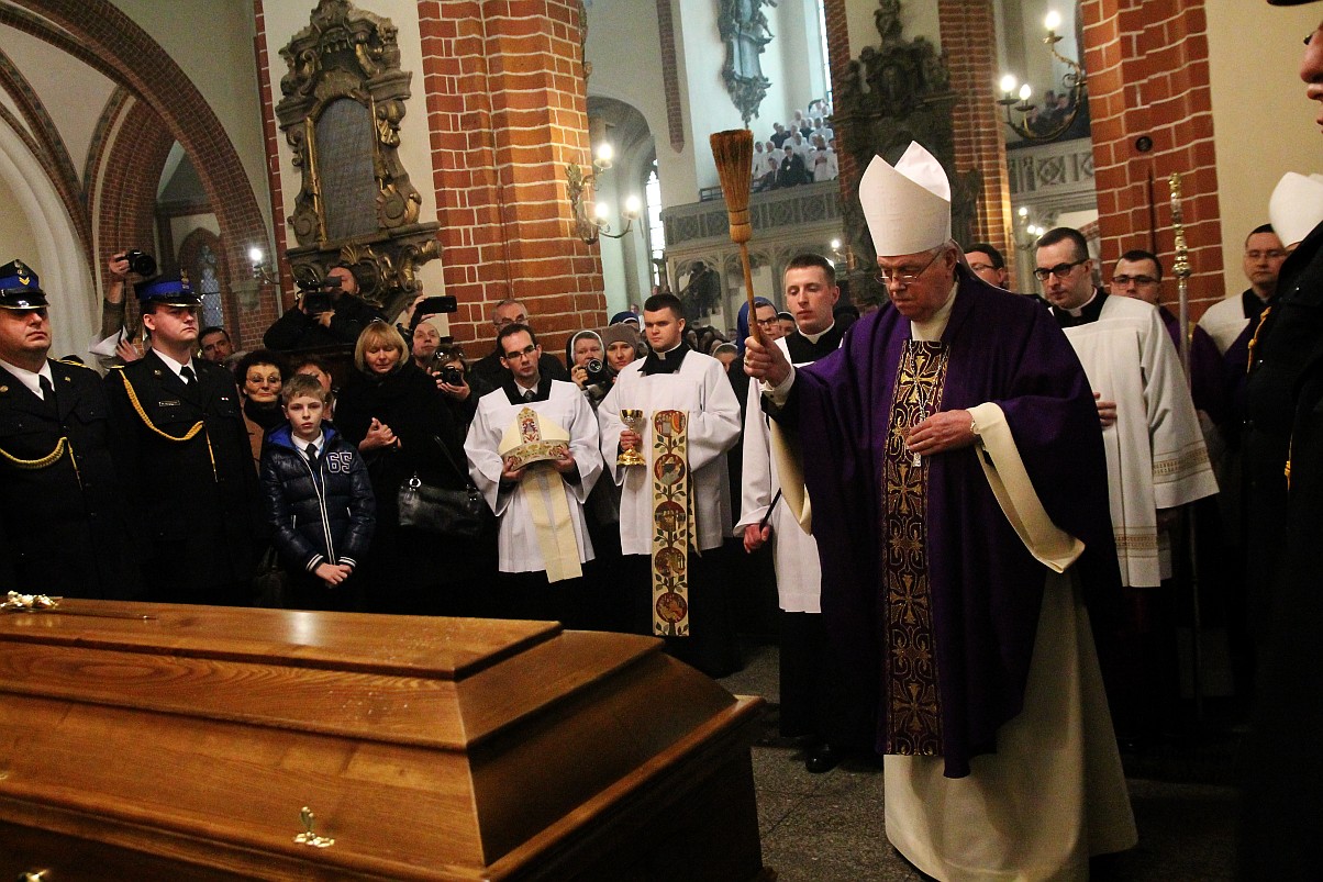 Uroczystości pogrzebowe księdza biskupa Tadeusza Rybaka cz2
